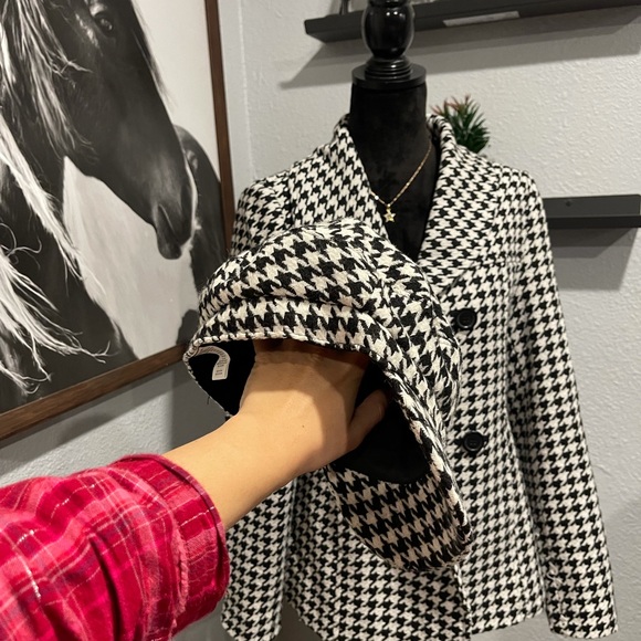 Women’s peacoat and hat - Picture 3 of 7